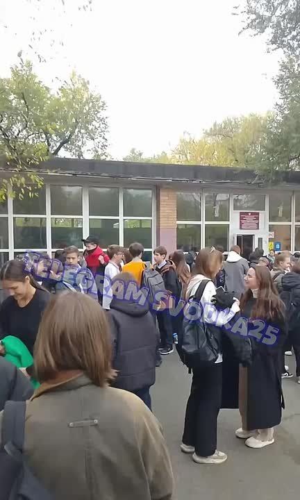 Во Владивостоке возгорание телефона у школьника привело к эвакуации