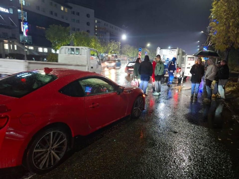 В Артёме мужчина попал под машину, переходя дорогу в неположенном месте