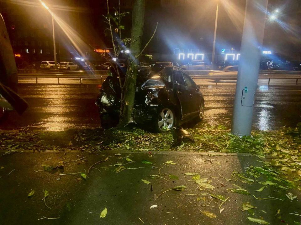 В районе Некрасовской водитель Toyota Prius не справился с управлением на скользкой дороге и врезался в дерево