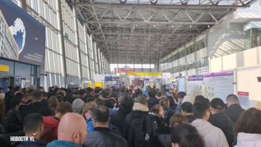Сегодня в Аэропорту Владивостока снова наблюдалось столпотворение перед стойками досмотра