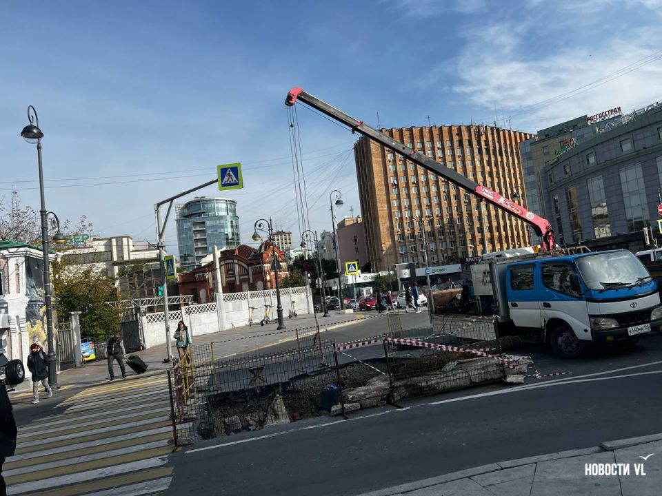 Яму на перекрёстке Семёновской и Алеутской до сих пор не закопали