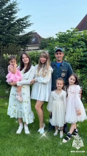 #ДеньОтца. Герои на службе и опора в семье Папы в МЧС России — настоящие герои, которые с лёгкостью совмещают опасную и напряжённую службу с заботой о своих семьях