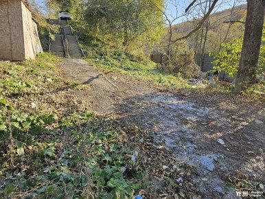Первый гололёд: потоки канализации на Карьерной утром покрылись ледяной коркой