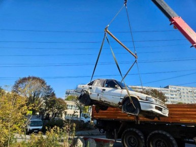 Во Владивостоке вывозят брошенные разукомплектованные машины