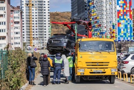 Во Владивостоке начали работать муниципальные эвакуаторы