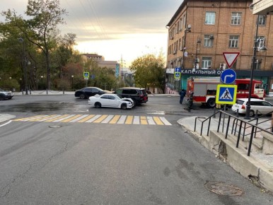 Госавтоинспекция Владивостока устанавливает обстоятельства ДТП в Ленинском районе
