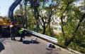 На улице Хабаровской во Владивостоке монтируют леерное ограждение вдоль дороги