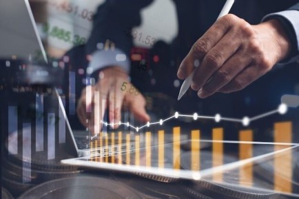 Как работа уводит в минус, а инвестиции открывают новые горизонты