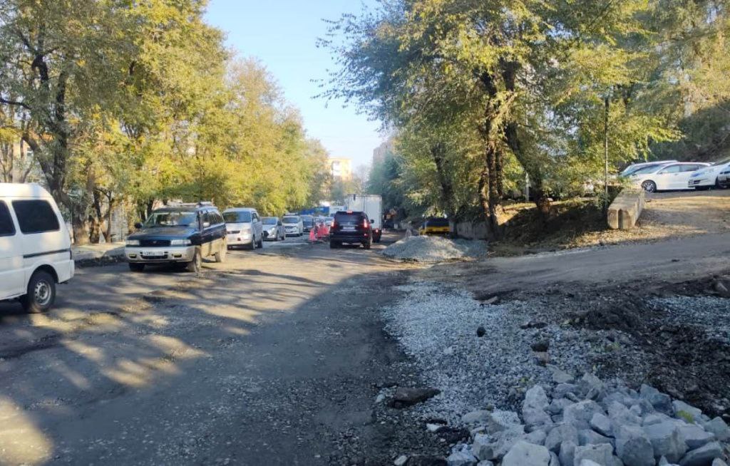 В районе Днепровской, 45 во Владивостоке дорожники завершают работы по обустройства участка сети ливневой канализации и готовят к асфальтированию дорогу