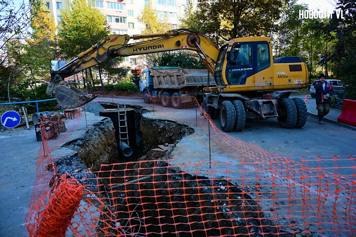 Два подъезда многоэтажки в Снеговой Пади остались без отопления, а двор подрядчик водоканала превратил в склад Два подъезда многоэтажки в Снеговой Пади остались без отопления, а двор подрядчик водоканала превратил в склад