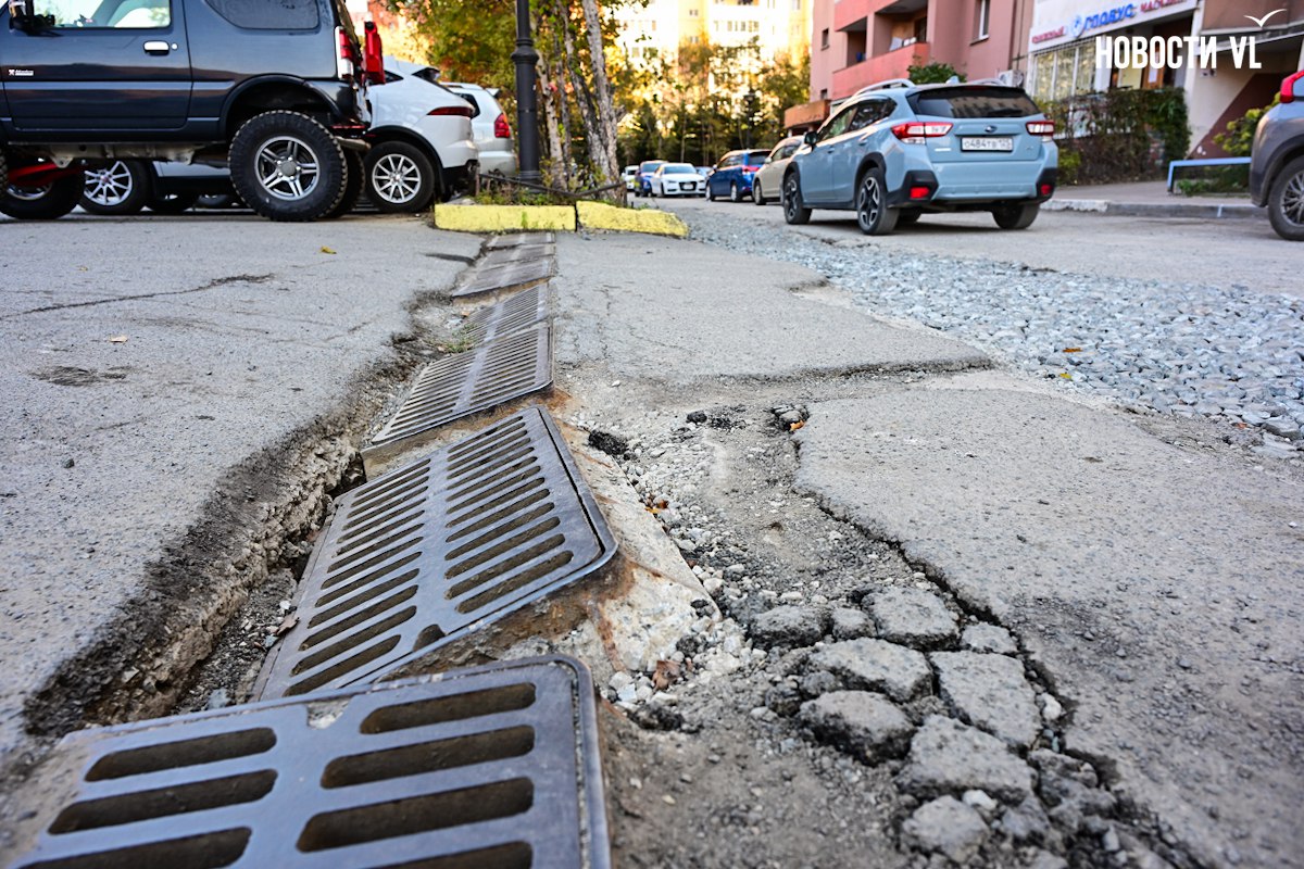 Два подъезда многоэтажки в Снеговой Пади остались без отопления, а двор подрядчик водоканала превратил в склад Два подъезда многоэтажки в Снеговой Пади остались без отопления, а двор подрядчик водоканала превратил в склад