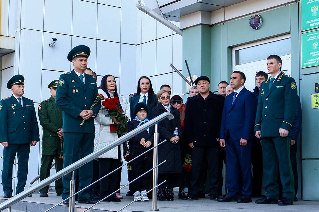 В Находкинской таможне увековечили подвиг лейтенанта Максима Чиркина В Находкинской таможне увековечили подвиг лейтенанта Максима Чиркина