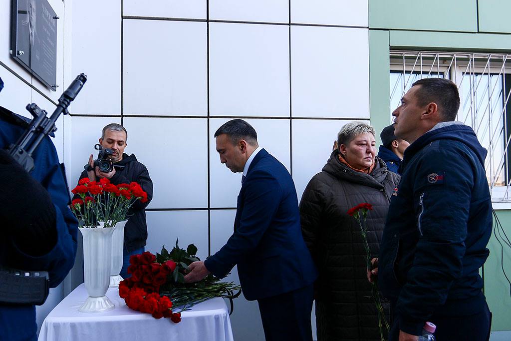 В Находкинской таможне увековечили подвиг лейтенанта Максима Чиркина В Находкинской таможне увековечили подвиг лейтенанта Максима Чиркина