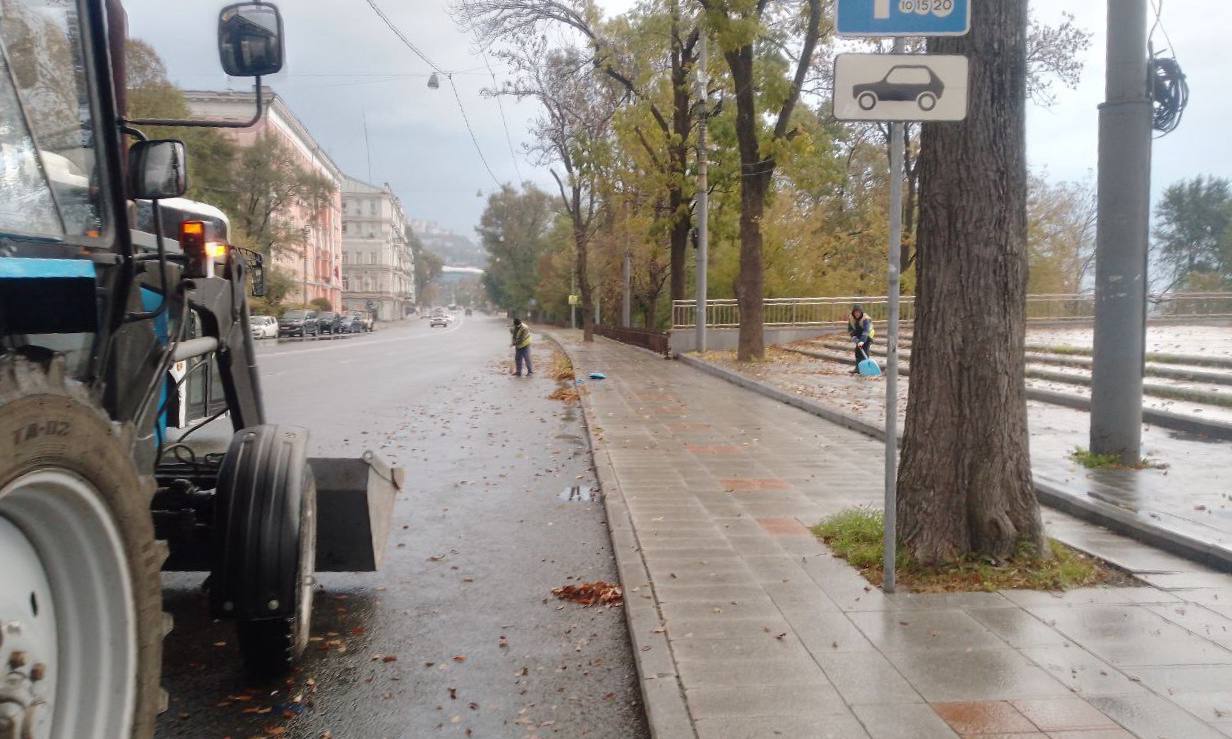 Сегодня во Владивостоке: чистка ливневых лотков, ремонт дорожных знаков и леерных ограждений, а также санитарная уборка по всем районам города Сегодня во Владивостоке: чистка ливневых лотков, ремонт дорожных знаков и леерных ограждений, а также санитарная уборка по всем районам города