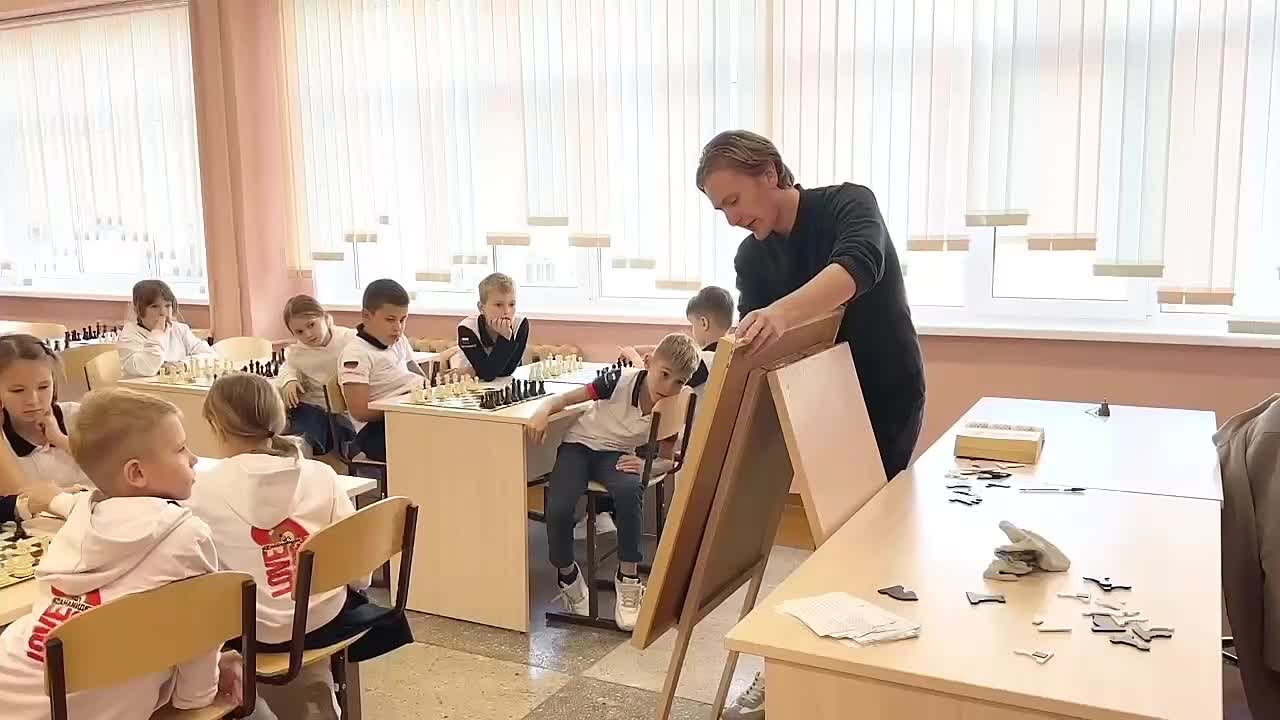 Мат в два хода: в школе № 40 Владивостока второклассники посещают уроки шахмат