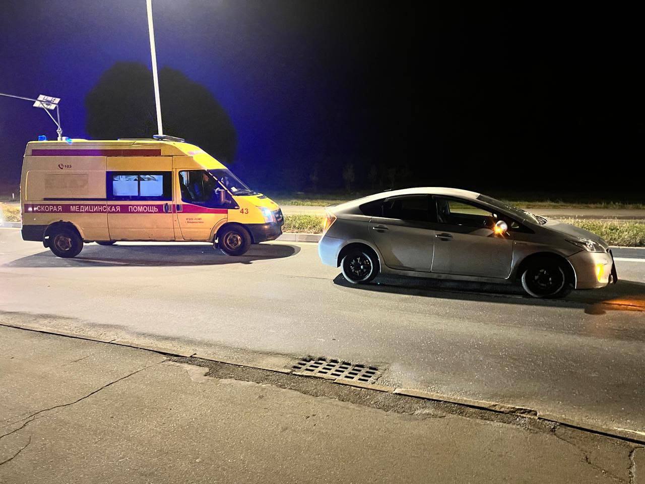 На Русском острове Toyota сбила двух 18-летних девушек