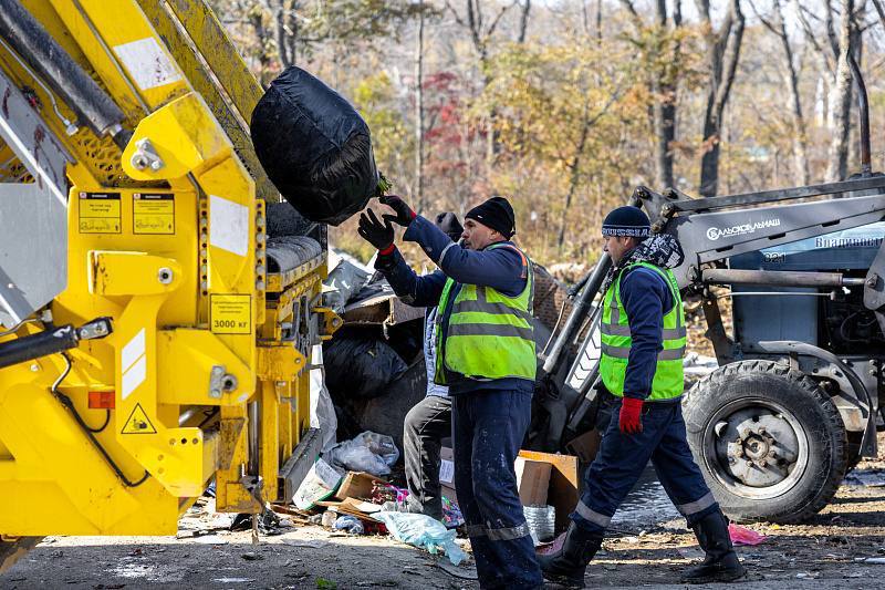 Почти 400 тонн мусора вывезли с начала октября в Советском районе Владивостока Почти 400 тонн мусора вывезли с начала октября в Советском районе Владивостока