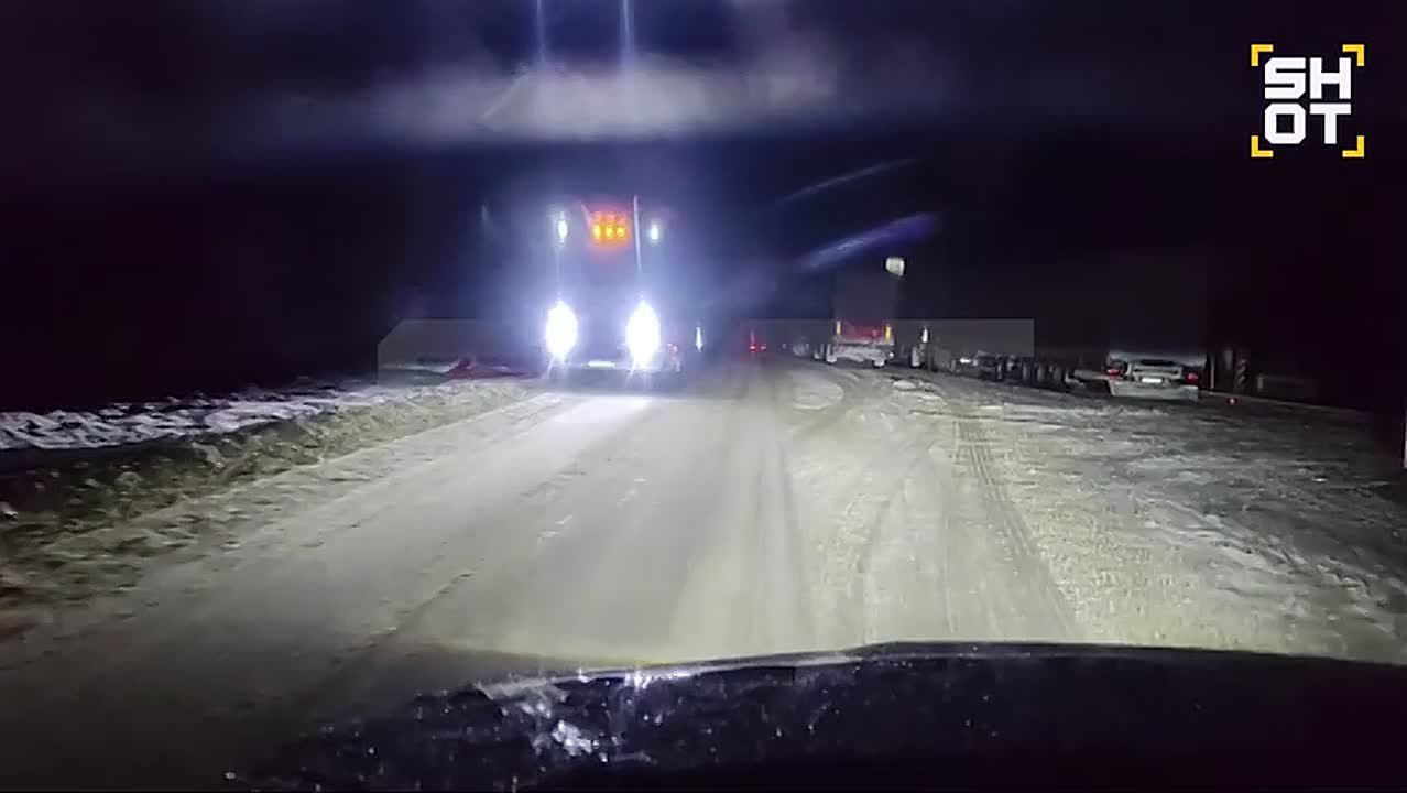 Сотни фур более двух суток стоят в огромной пробке на трассе в Забайкальском крае