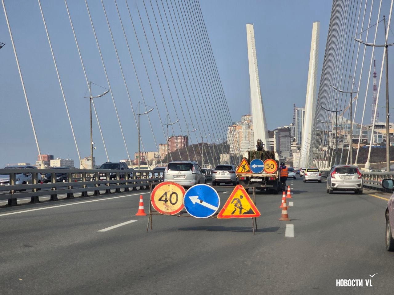 На Золотом мосту во Владивостоке сегодня снова ямочный ремонт