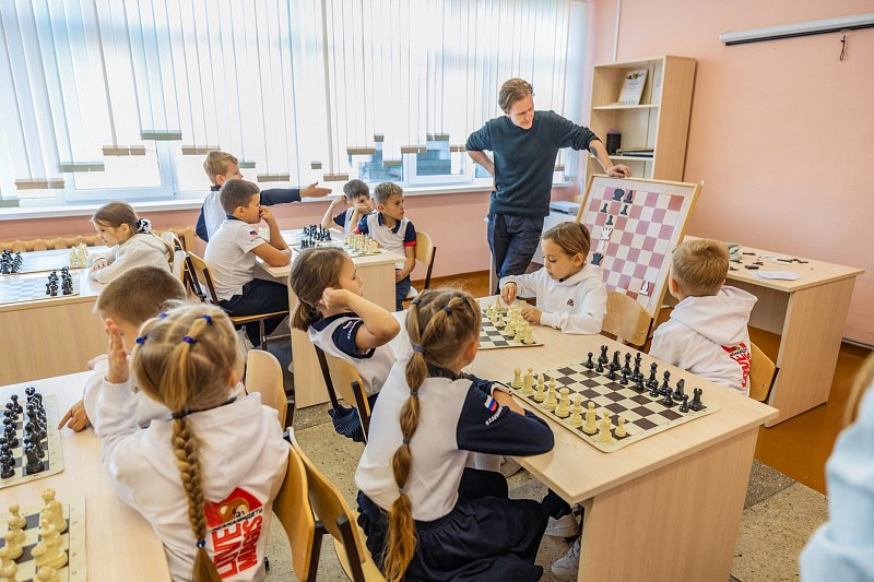 Владивостокские школьники осваивают искусство шахматной партии