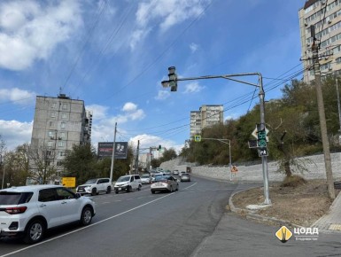 На выезде с кольца Третьей Рабочей во Владивостоке теперь собирает пробки новый светофор