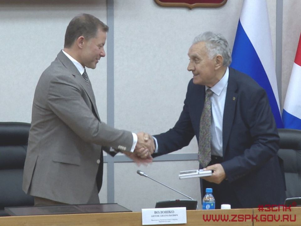 Почётный гражданин Приморского края, бывший председатель краевого парламента, учёный, государственный и общественный деятель Виктор Васильевич Горчаков в Законодательном Собрании представил свою новую книгу воспоминаний