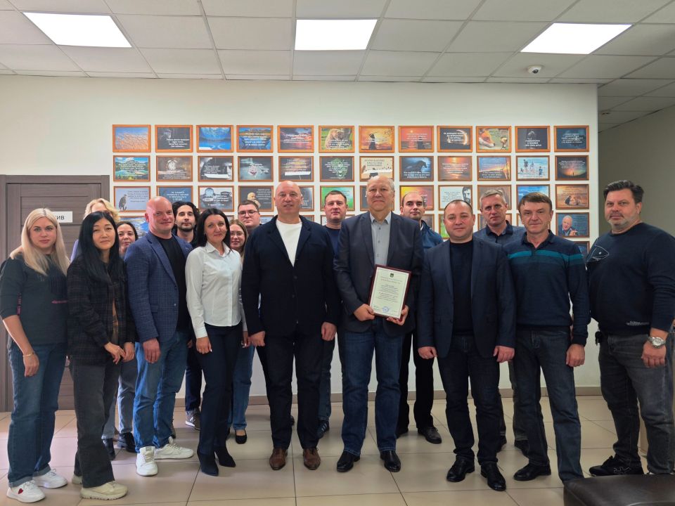 Председатель комитета по социальной политике и защите прав граждан Игорь Чемерис поздравил коллектив ООО "Дальневосточная транспортная группа" с профессиональным праздником