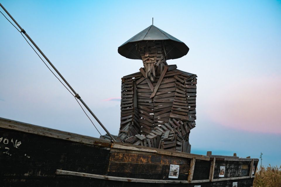 В минувшие выходные на мысе Ахлёстышева острова Русский состоялось открытие нового арт-объекта – «Рыбак в лодке»