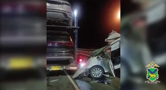 В Уссурийске Toyota Prius врезалась в автовоз - один человек погиб