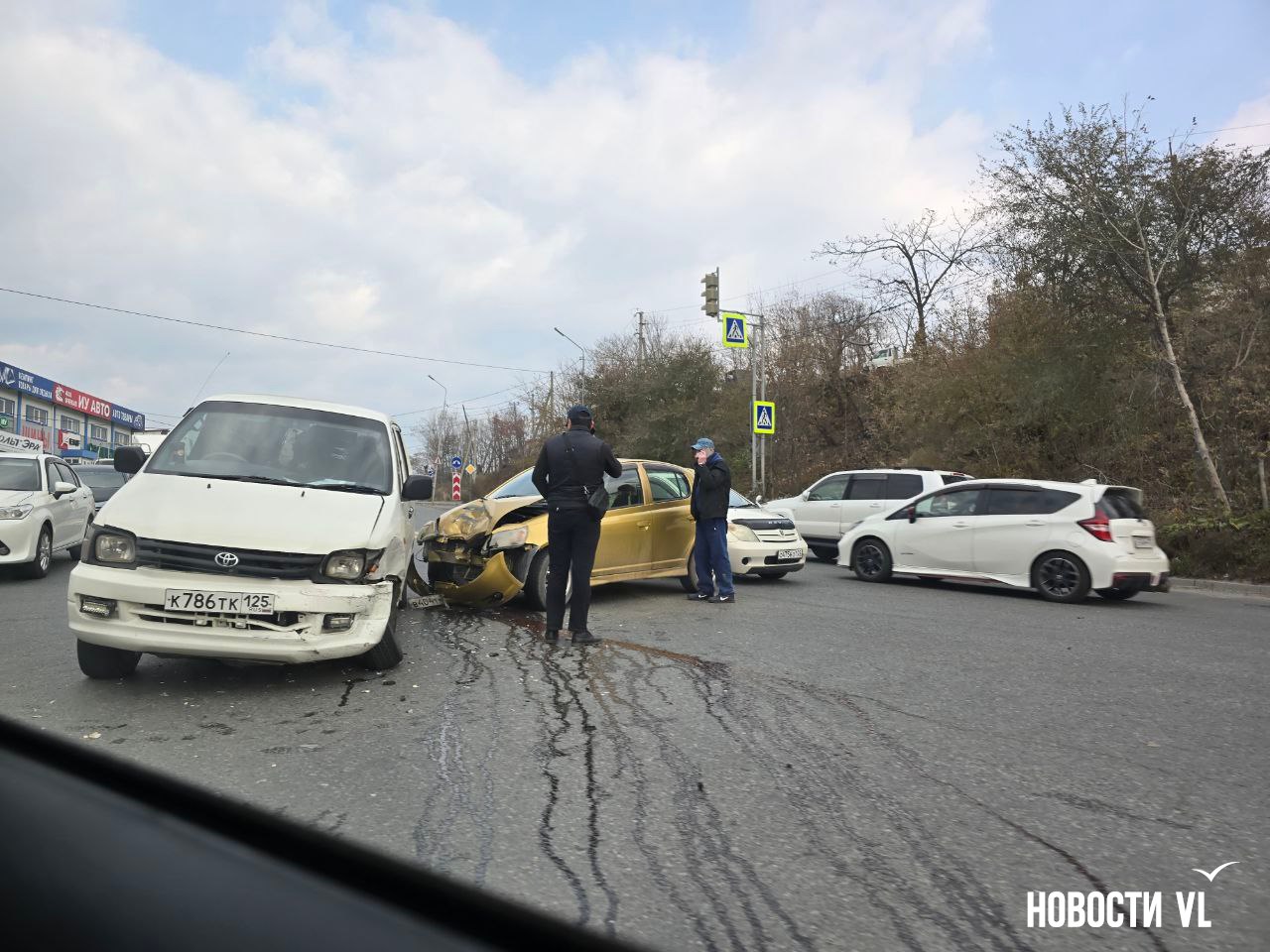 На Выселковой в районе поворота на Китай-город столкнулись Toyota Vitz и Toyota Lite Ace Noah На Выселковой в районе поворота на Китай-город столкнулись Toyota Vitz и Toyota Lite Ace Noah