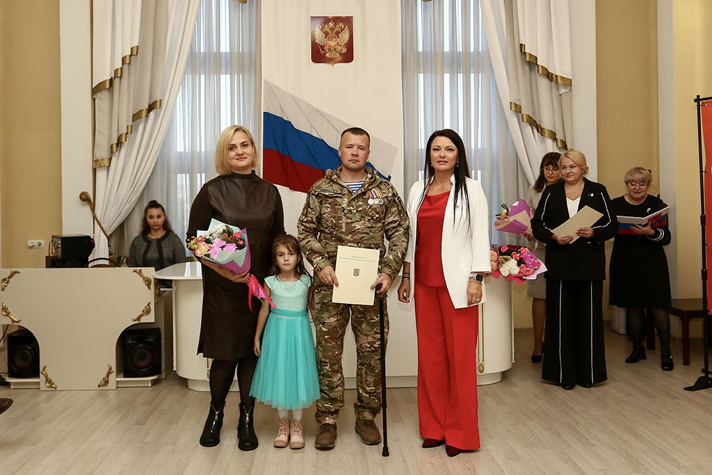 «Папа – опора семьи»: в Находкинском управлении ЗАГС чествовали отцов «Папа – опора семьи»: в Находкинском управлении ЗАГС чествовали отцов