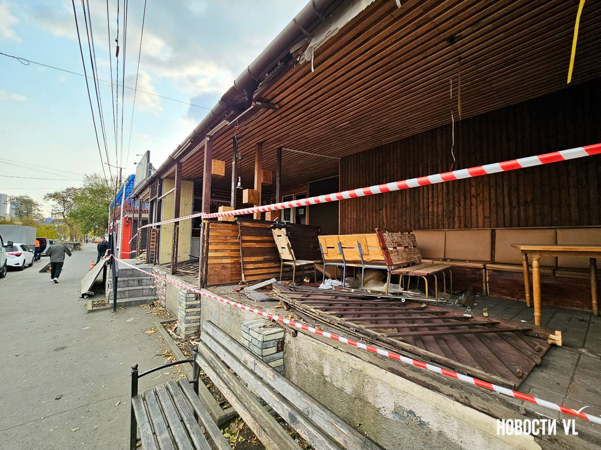 Во Владивостоке сносят незаконное кафе «Алмаз», много лет занимавшее часть школьного двора на Борисенко Во Владивостоке сносят незаконное кафе «Алмаз», много лет занимавшее часть школьного двора на Борисенко