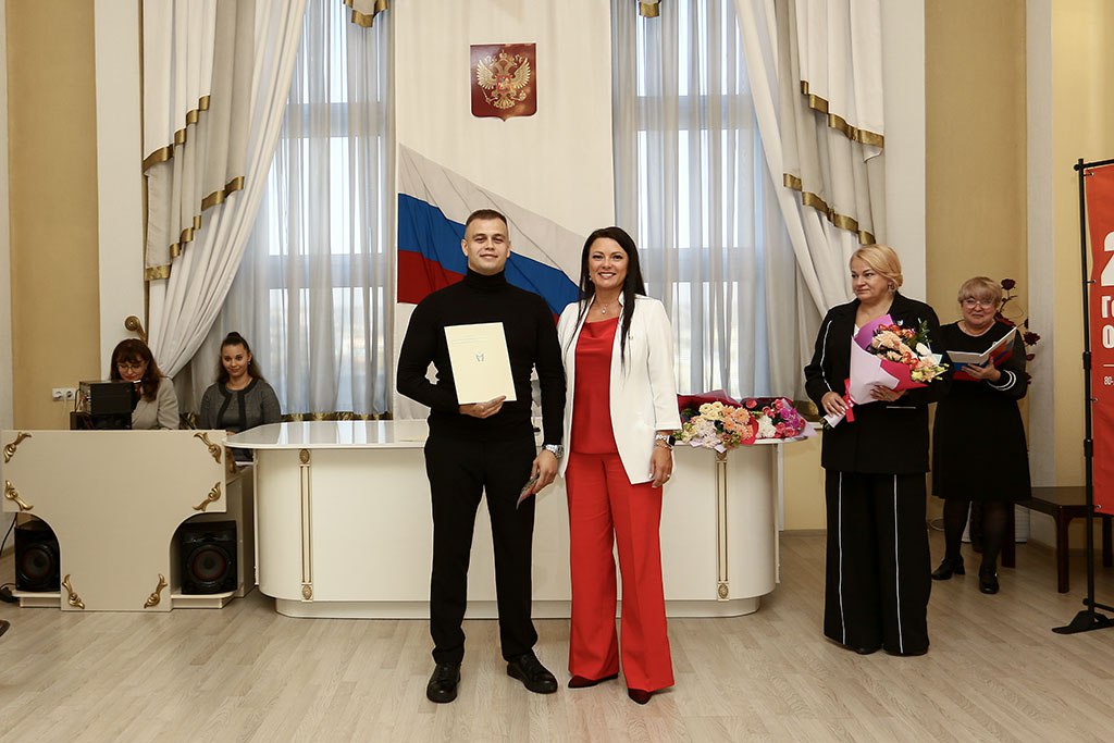 «Папа – опора семьи»: в Находкинском управлении ЗАГС чествовали отцов «Папа – опора семьи»: в Находкинском управлении ЗАГС чествовали отцов