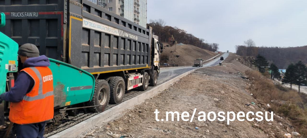 К асфальтированию новой дороги в районе Зелёного Угла дорожники приступили на несколько дней раньше К асфальтированию новой дороги в районе Зелёного Угла дорожники приступили на несколько дней раньше