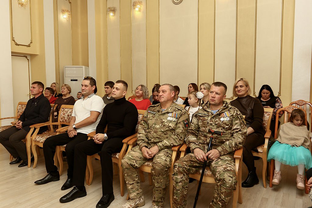 «Папа – опора семьи»: в Находкинском управлении ЗАГС чествовали отцов «Папа – опора семьи»: в Находкинском управлении ЗАГС чествовали отцов