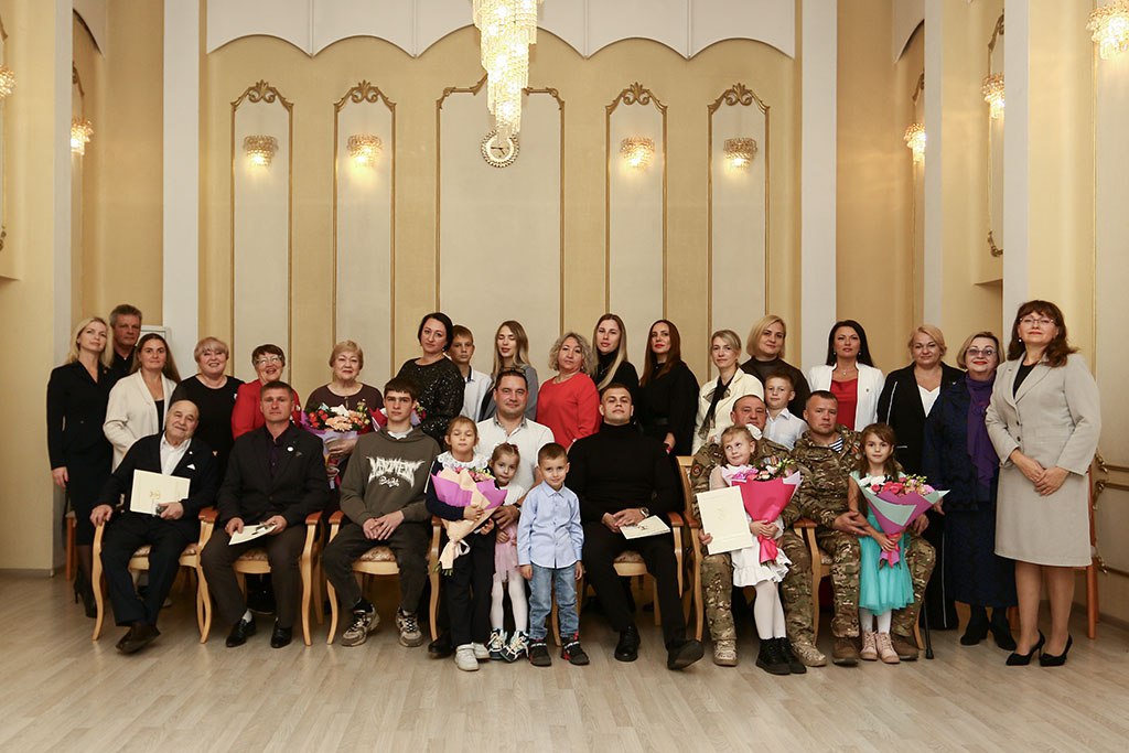 «Папа – опора семьи»: в Находкинском управлении ЗАГС чествовали отцов