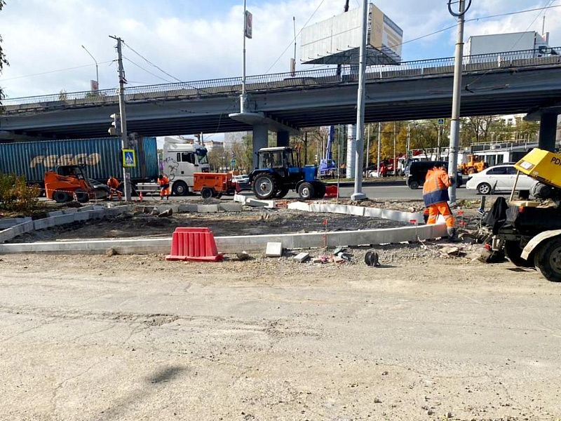 Муниципальная дорожная служба, пришедшая на помощь подрядчику, продолжает работы на перекрёстке Русской и проспекта 100-летия Владивостока