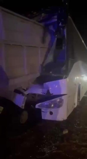 Вечером 27 октября неподалеку от приморского села Галенки, туристический автобус транспортной компании «Приморавтотранс» столкнулся с одиноко стоящим прямо посредине проезжей части дороги, автомобильным прицепом с зерном