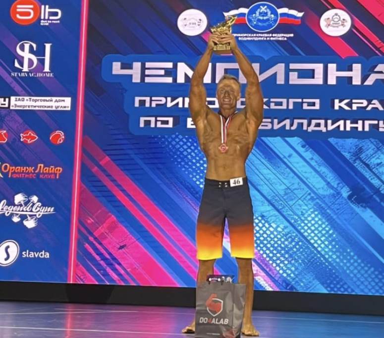 Спортсмен из Находки впервые стал абсолютным чемпионом Приморья по бодибилдингу Спортсмен из Находки впервые стал абсолютным чемпионом Приморья по бодибилдингу