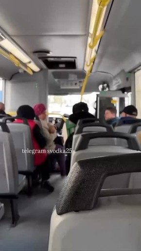 Во Владивостоке в автобусе подростки с цветами поздравили людей с Днем бабушек и дедушек