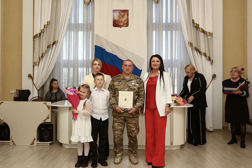 «Папа – опора семьи»: в Находкинском управлении ЗАГС чествовали отцов «Папа – опора семьи»: в Находкинском управлении ЗАГС чествовали отцов