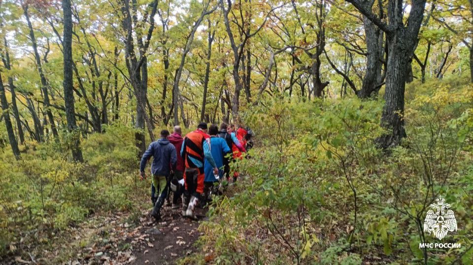 Спасатели МЧС России оказали помощь мотоциклисту, упавшему на крутом склоне в Партизанском муниципальном округе