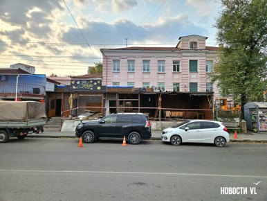 Во Владивостоке сносят незаконное кафе «Алмаз», много лет занимавшее часть школьного двора на Борисенко