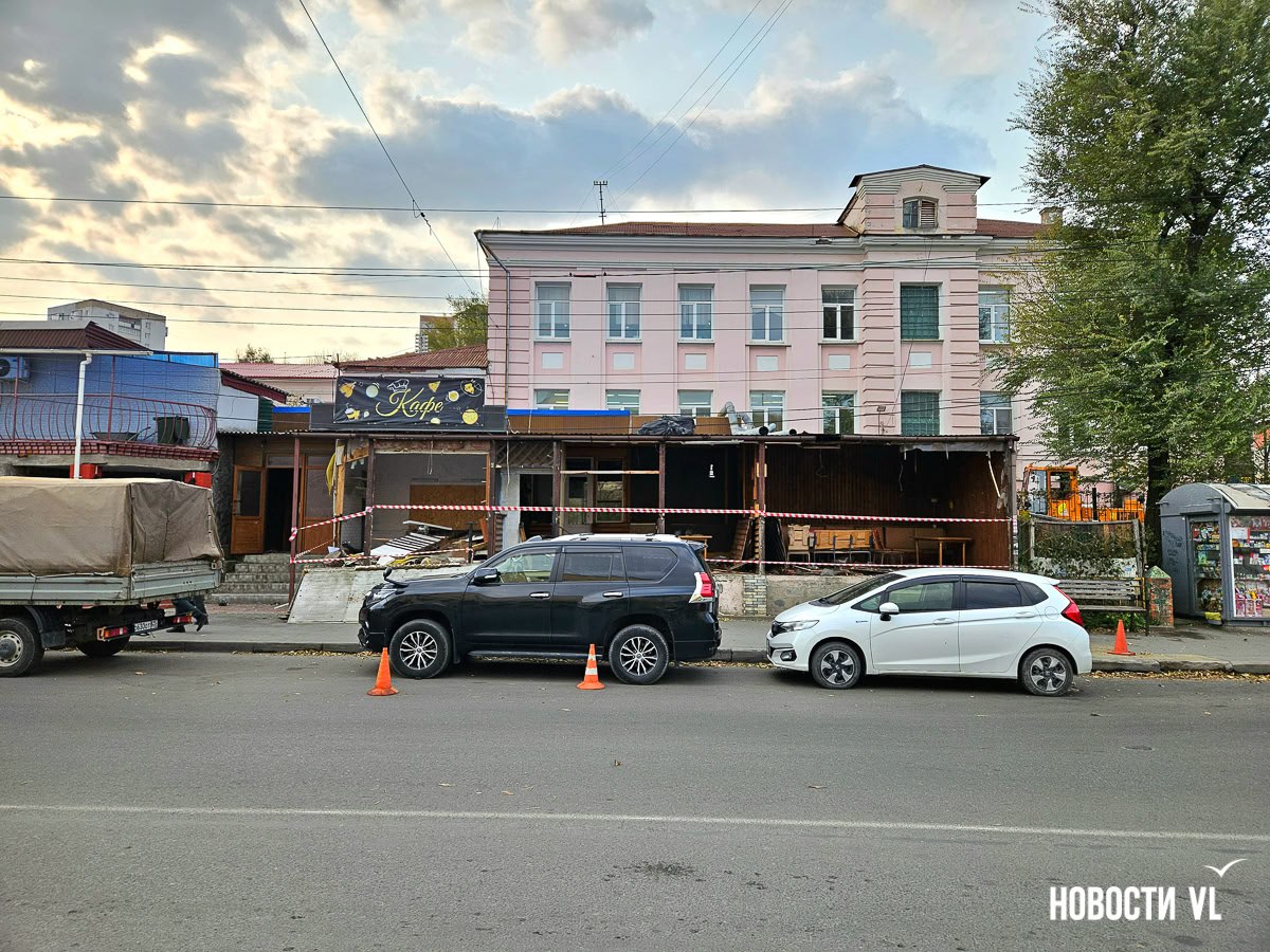Во Владивостоке сносят незаконное кафе «Алмаз», много лет занимавшее часть школьного двора на Борисенко