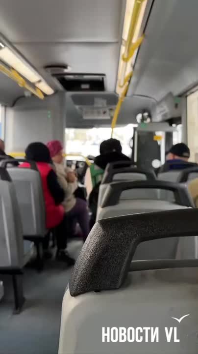 Наши читатели сегодня заметили в автобусе детей, которые поздравляли пожилых людей с Днём дедушек и бабушек