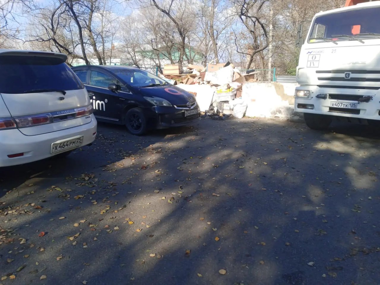 На ул. Дзержинского, 3А мусоровоз не может вывезти твердые коммунальные отходы и крупногабаритный мусор