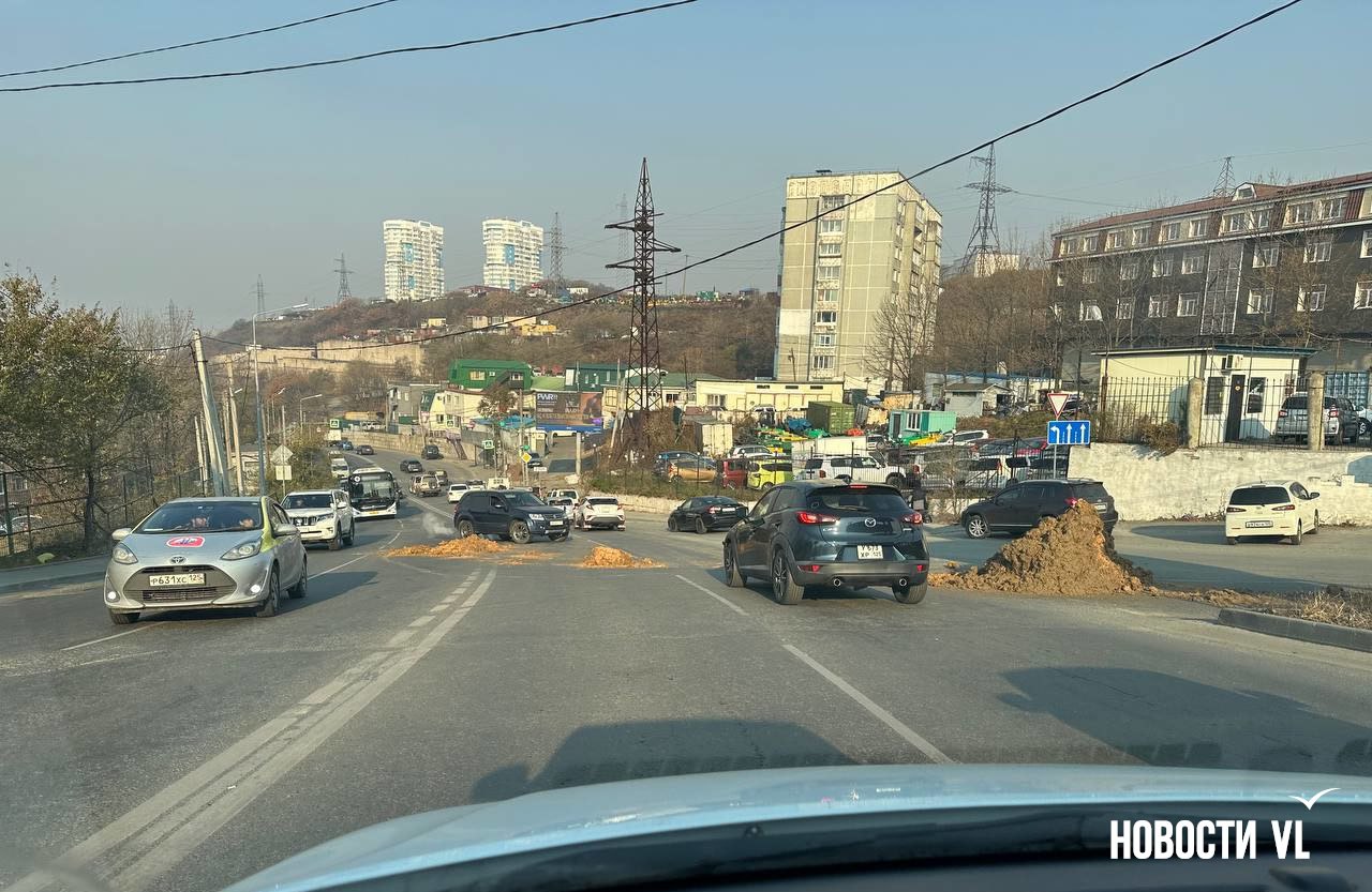 Наш читатель сообщает, что на перекрёстке Адмирала Юмашева и Адмирала Кузнецова в районе поворота к Зелёному Углу проезжая часть оказалась засыпана грунтом