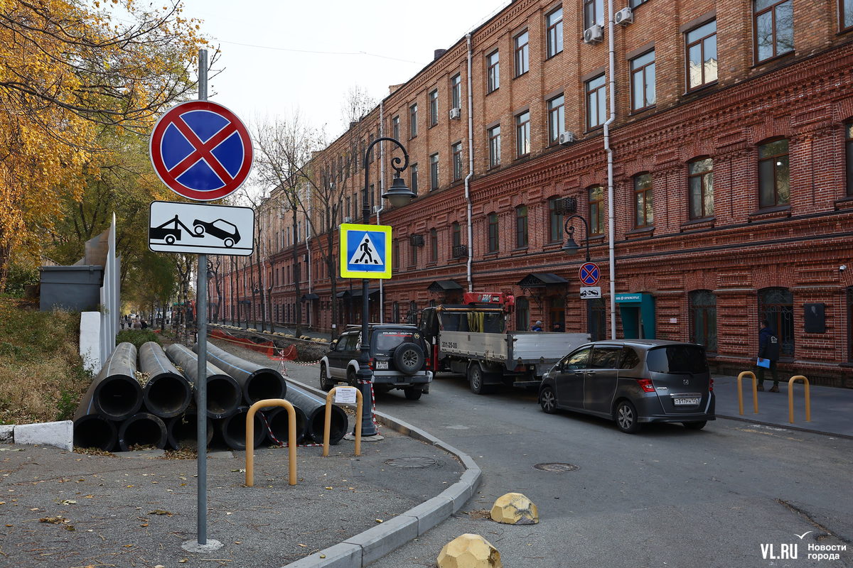 Около проходной «Дальзавода» начали перекладывать магистральный водовод – проезд закрыт до середины ноября Около проходной «Дальзавода» начали перекладывать магистральный водовод – проезд закрыт до середины ноября