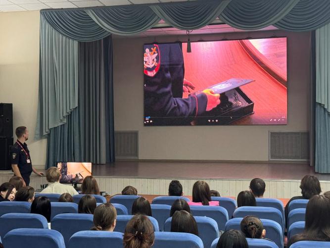 Владивостокские транспортные полицейские провели профориентационную беседу для студентов