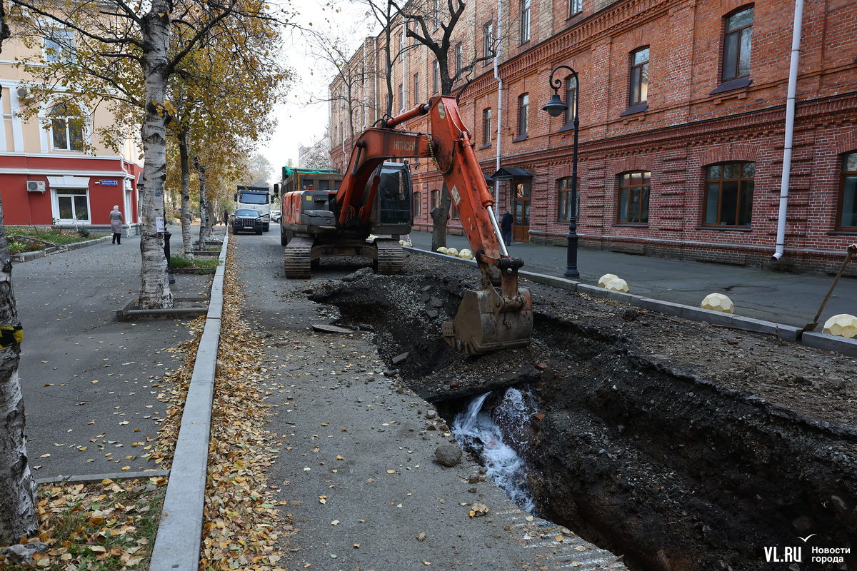Около проходной «Дальзавода» начали перекладывать магистральный водовод – проезд закрыт до середины ноября Около проходной «Дальзавода» начали перекладывать магистральный водовод – проезд закрыт до середины ноября
